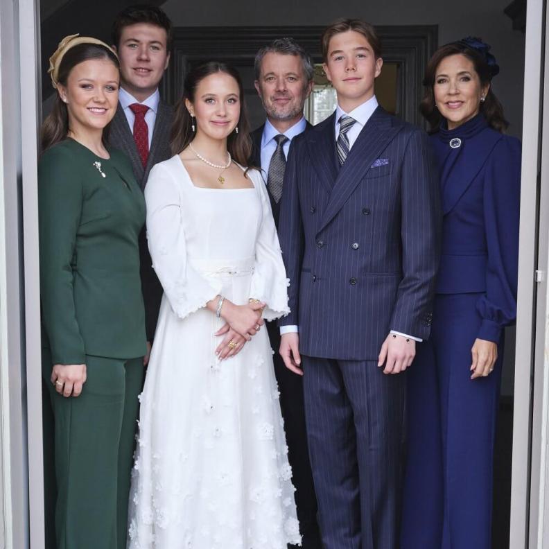 الملكة ماري تقود عائلتها في يوم تاريخي