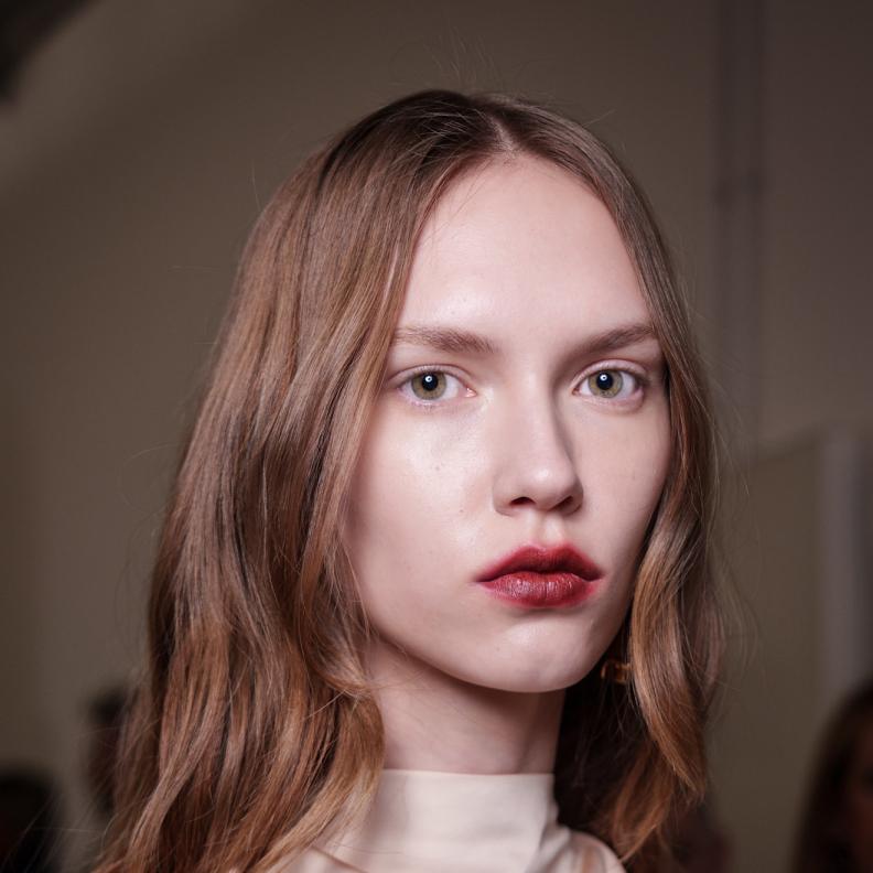  ألوان الشفاه القوية والداكنة هذا الربيع