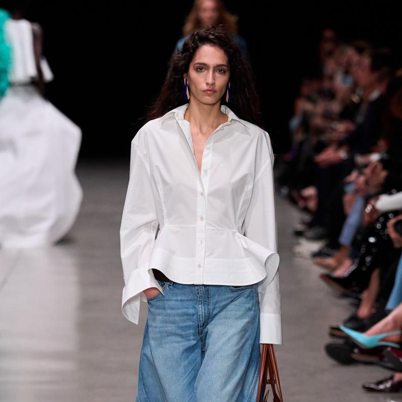 القميص الأبيض.. أجمل الإطلالات تبدأ من أبسط القطع