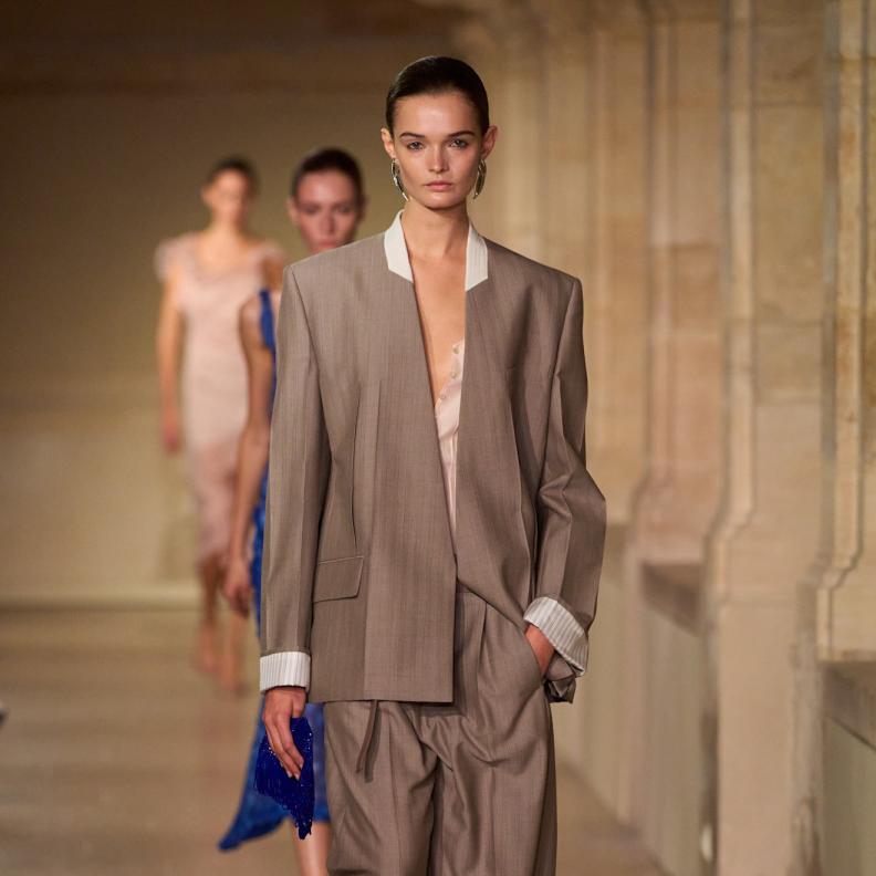 تنسيق بلايزر أنيق من Victoria Beckham 