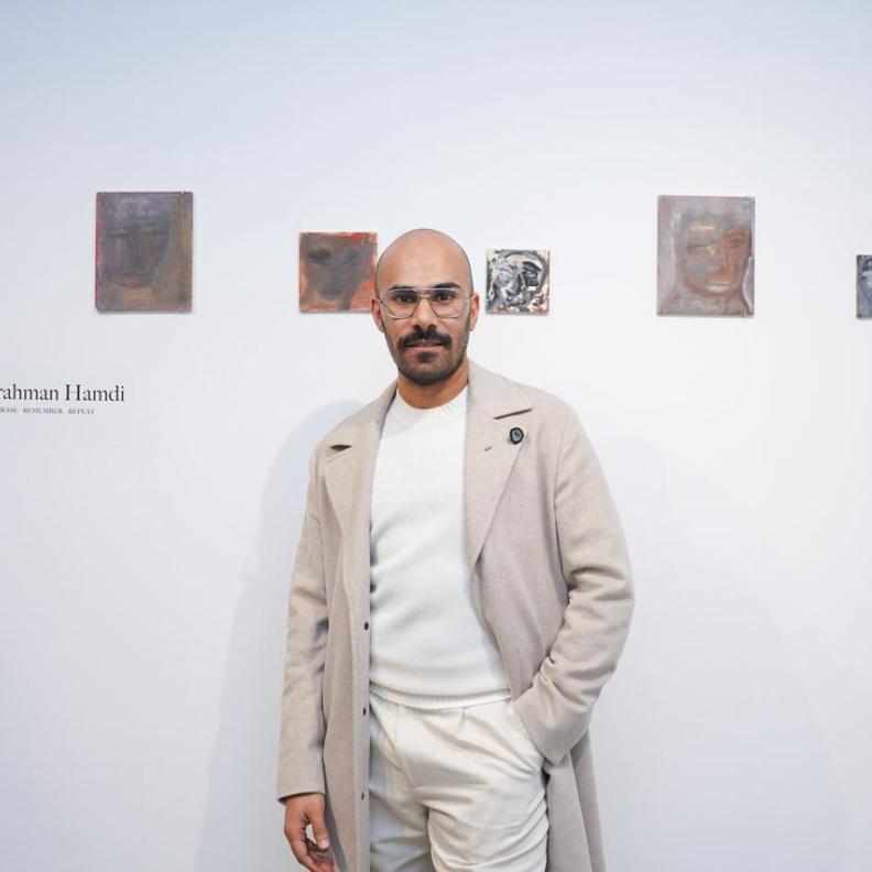 خاص لـ“هي”: الفنان عبدالرحمن حمدي… تجربة تتشكل بين الإحساس والتجريد