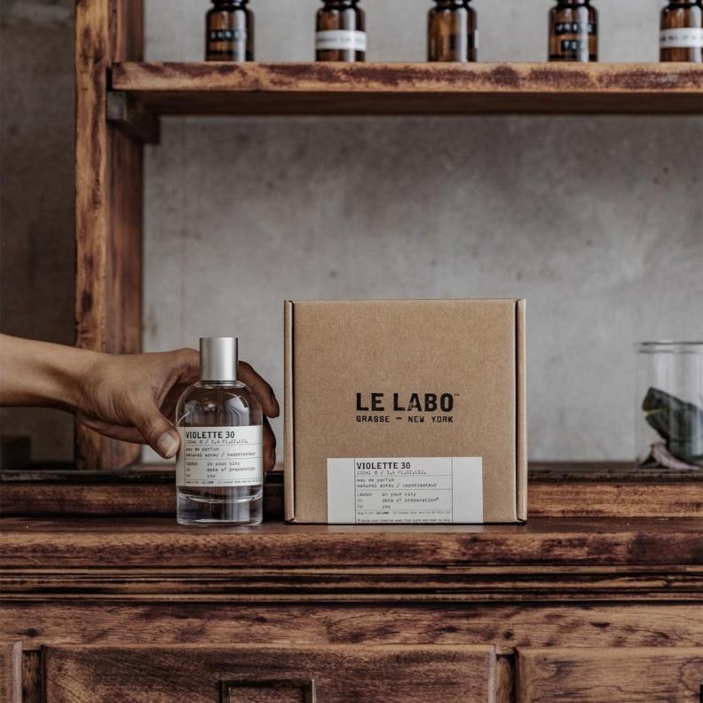 VIOLETTE 30 قصيدة عطرية تحتفي بالتناقض والجمال المستتر