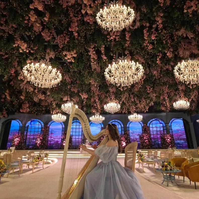 الورود تتدلى من السقف من brillianceweddings