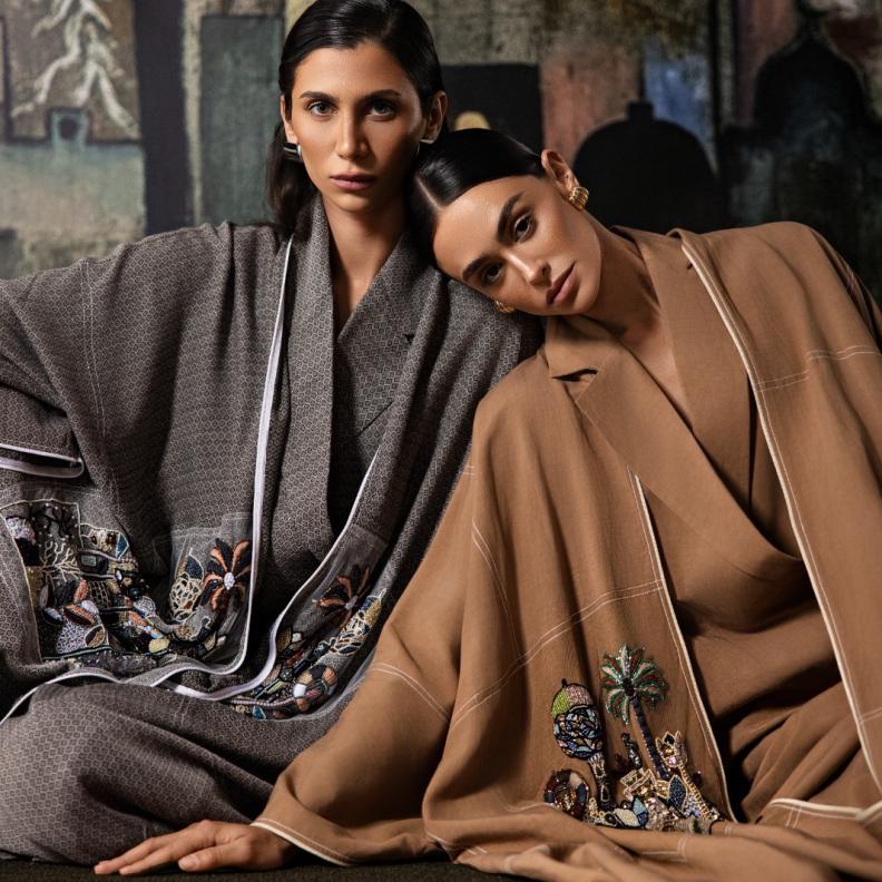 جوهرة المطيري تكشف كيف تحوّل لوحاتها الفنية إلى تصاميم عبايات معاصرة