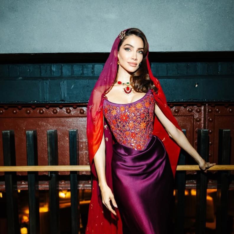 كيف التقت حرفة Art of Heritage برؤية Vivienne Westwoodفي إطلالة جيسيكا قهواتي