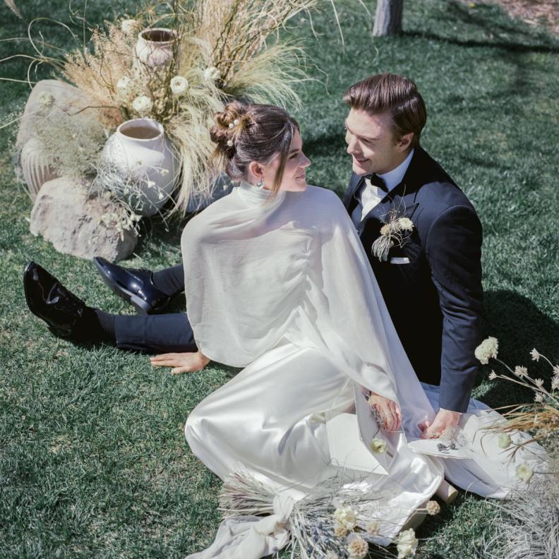 أفكار رائعة لإضافة لمسات شخصية مميزة لإطلالات زفاف العروسين