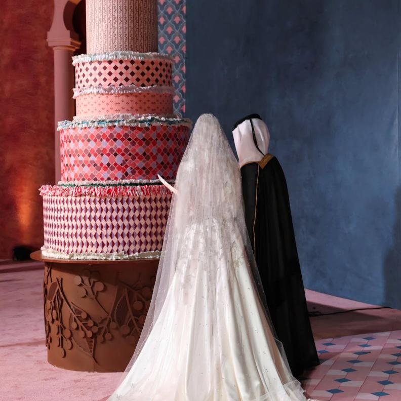 عروسان خليجيان أمام كيكة زفاف مبهرة