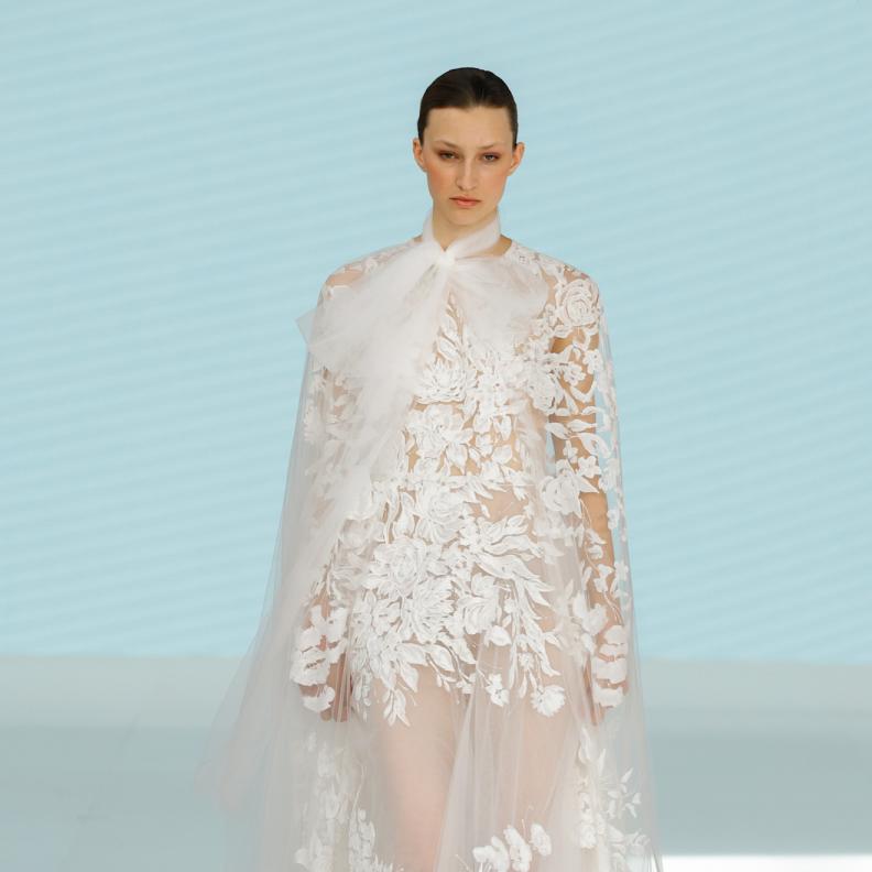 فستان مطرز بالورود من إيزابيل سانشيز