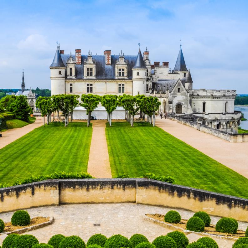 خيارات “هي” من قصور العالم للاحتفال بليلة العمر… وجهات ملوكية لحفلات الزفاف الصيفية الفاخرة