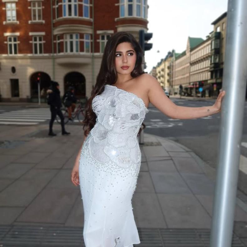 مايان السيد ببريق الفستان الترتر في مالمو