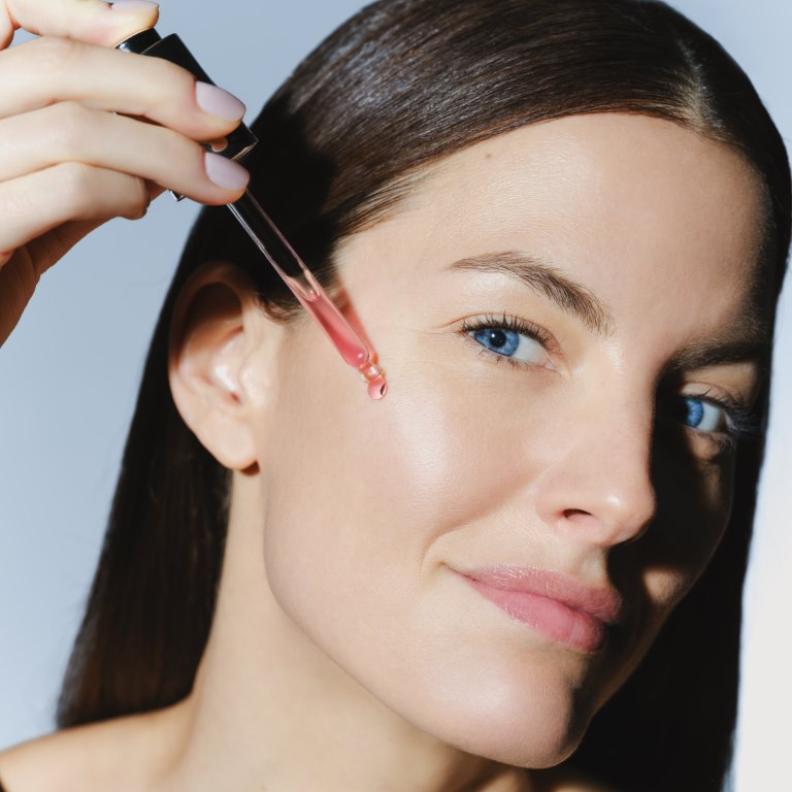 بلاك روز من سيسلي سيروم الإشراق الشبابي