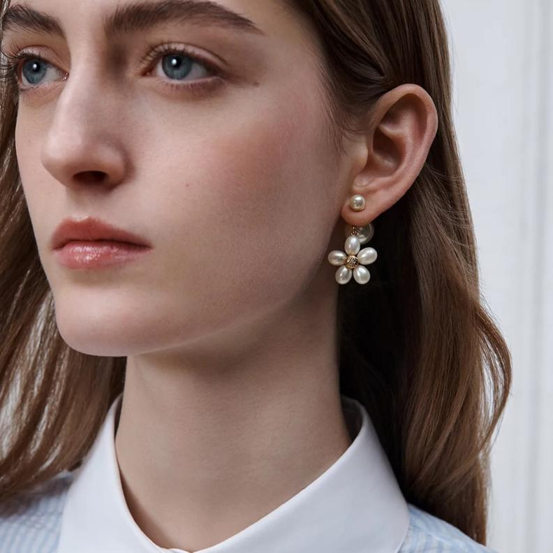 أقراط لؤلؤ من Dior