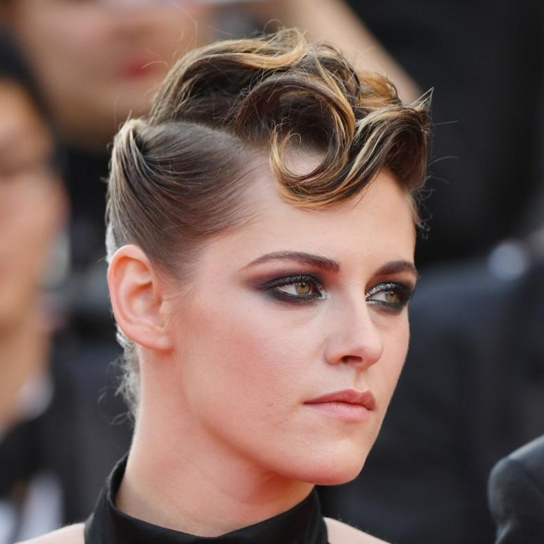 اطلالة ‏Kristen Stewart بالغرة الريترو الهندسية عام 2018