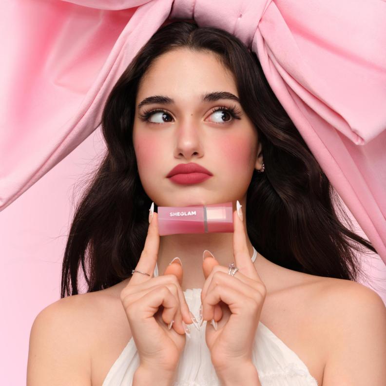 توهج أيقوني بلمسة أكثر نعومة وسلاسة وتعدداً في الاستخدام مع بلاش Air Plush Lip & Cheek Cream من علامة SHEGLAM