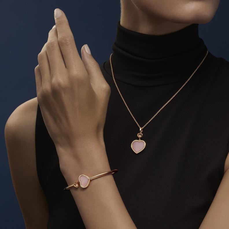 مجوهرات مرصعة بحجر الأوبال من  Chopard