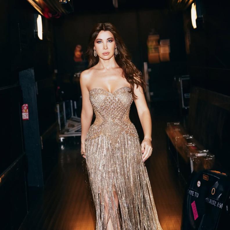 نانسي عجرم  بفستان سهرة سترابلس بلون نيود
