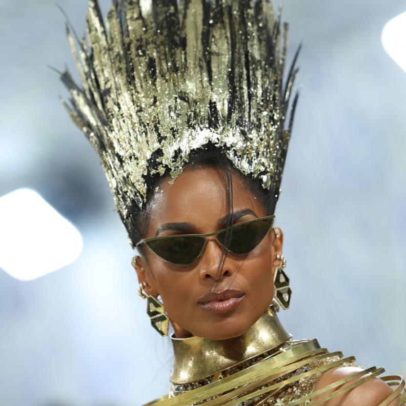 إطلالة Ciara بأكسسوار التاج الذهبي