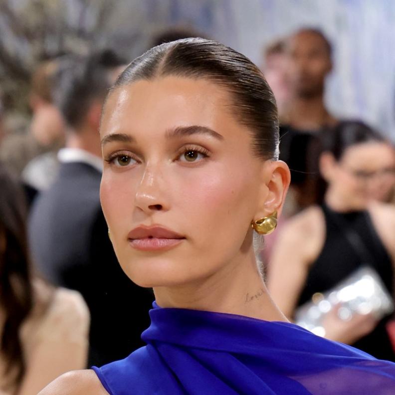  جل الحواجب المتقن بأسلوب الجميلة Hailey Bieber