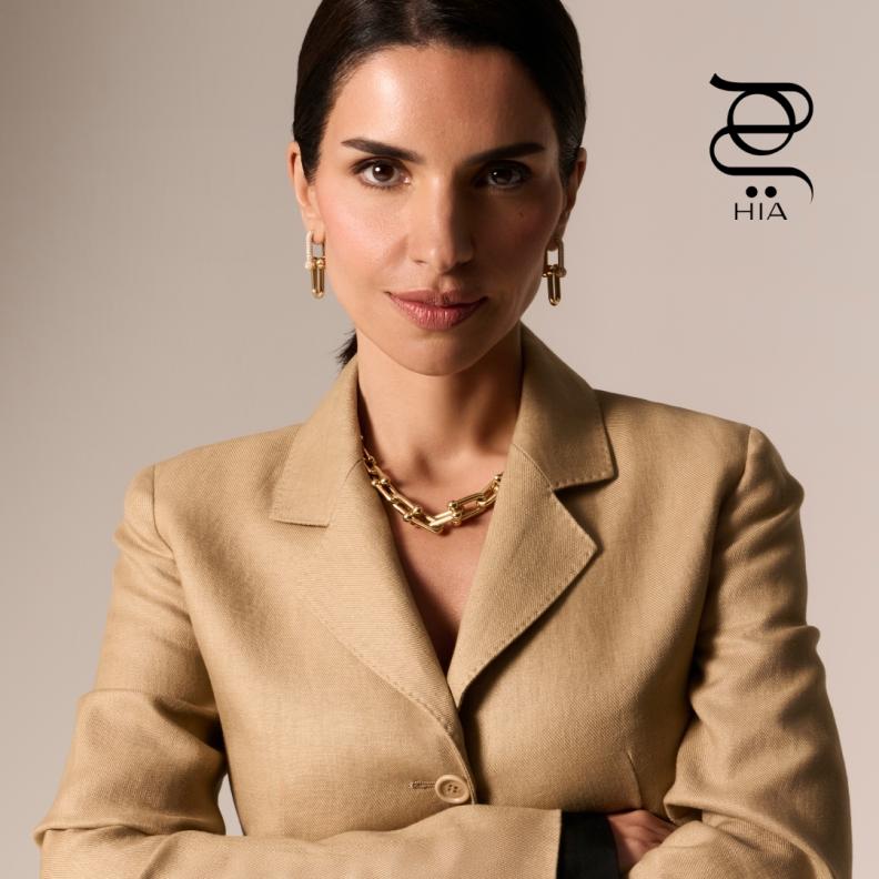 ‏"هاردوير من تيفاني"‏ Tiffany HardWear أقراط من الذهب الأصفر مرصّعة بالألماس، وقلادة متدرّجة من الذهب الأصفر جميعها من دار "تيفاني أند كو" .‏Tiffany & Co