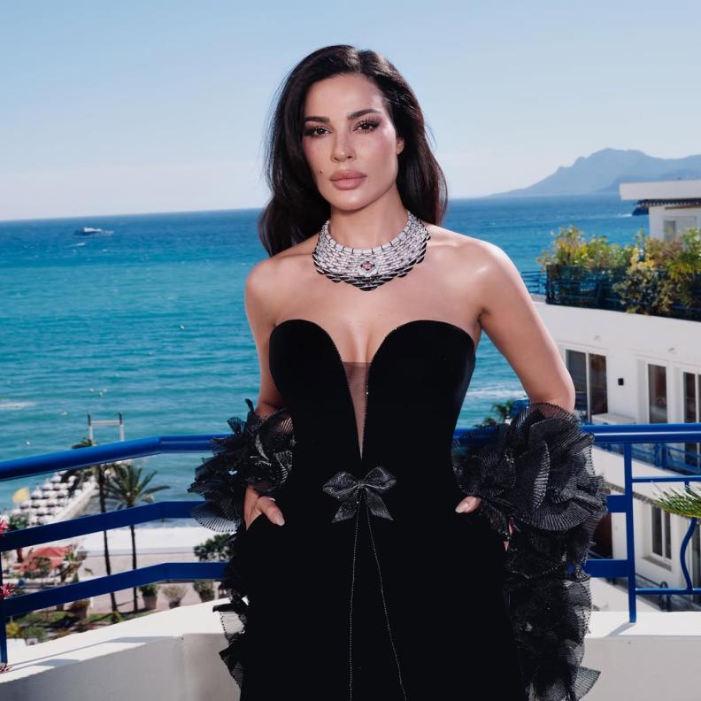 نادين نجيم تفتتح "كان" بفستان أسود مخملي