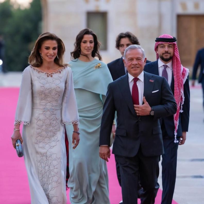 الملكة رانيا والأميرة رجوة وسلمى بإطلالات تمزج الفخامة بالتراث الأردني