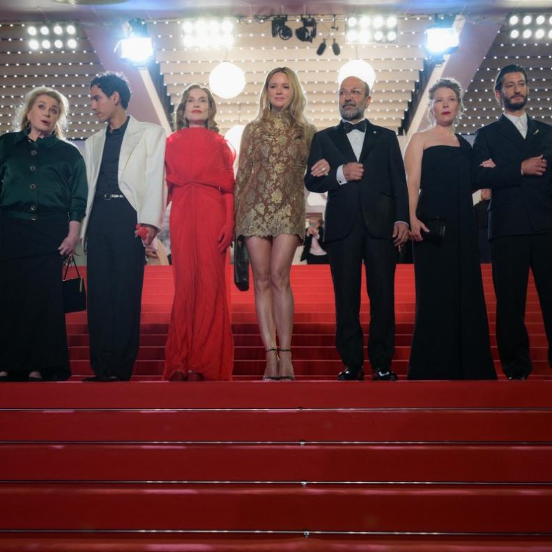 أصغر فرهادي ونجوم فيلم "قصص متوازية" في مهرجان كان السينمائي
