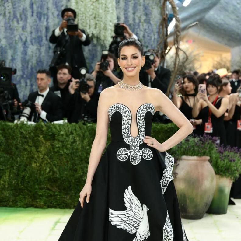 Anne Hathaway‏ بفستان من ‏Michael Kors