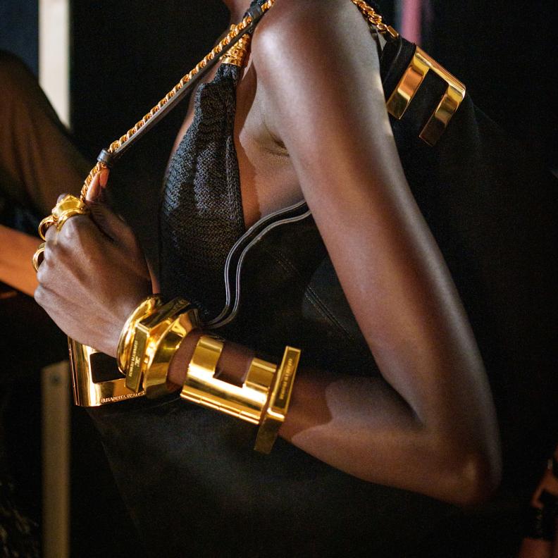إكسسوارات ذهبية ضخمة من Elisabetta Franchi 