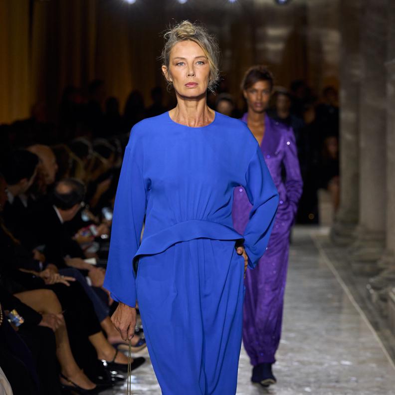إطلالة صيفية باللون الأزرق الملكي من Giorgio Armani 