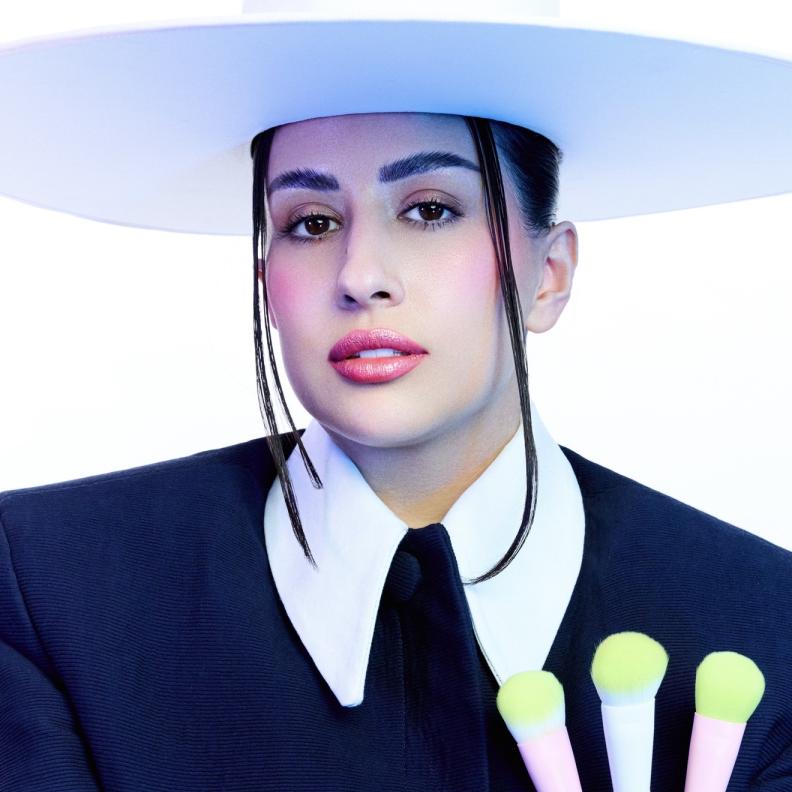 فرح الهادي تطلق علامة جمال خاصة بها FARAH COSMETICS