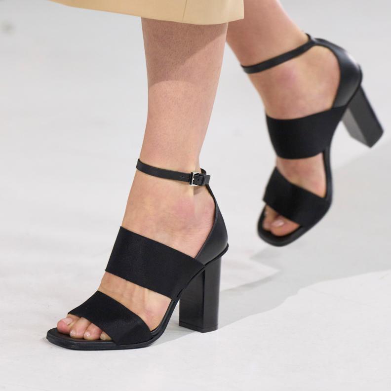 Max Mara يتميز حذاء الكعب العريض بالراحة