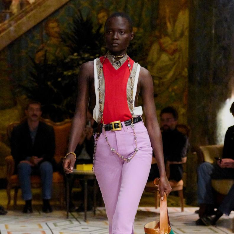 تنسيق الشورت الضيق من Versace
