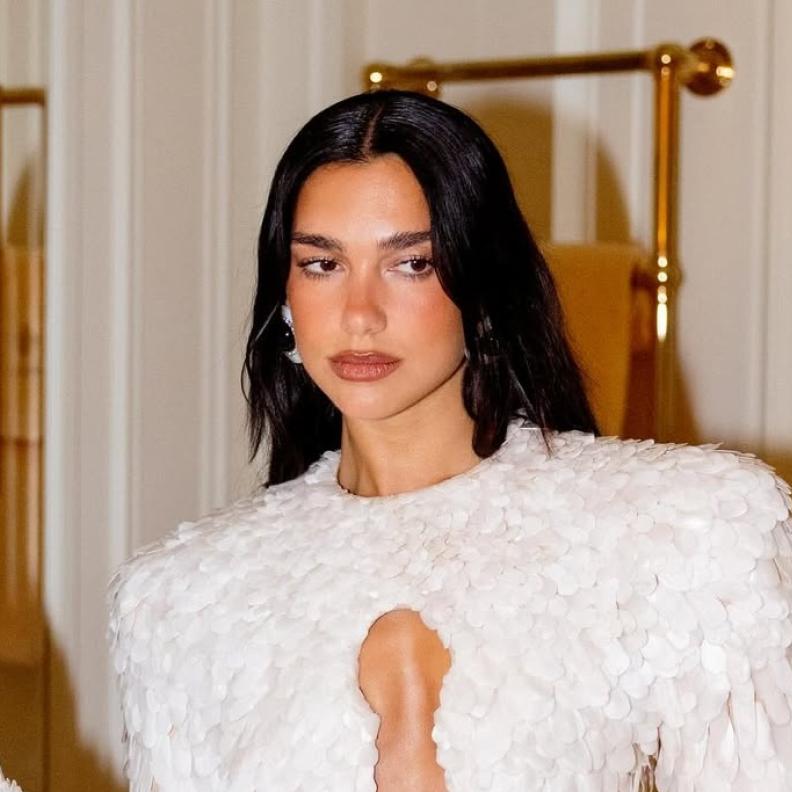 إطلالة Dua Lipa بالمكياج البرونزي القوي- الصورة من حسابها على انستغرام