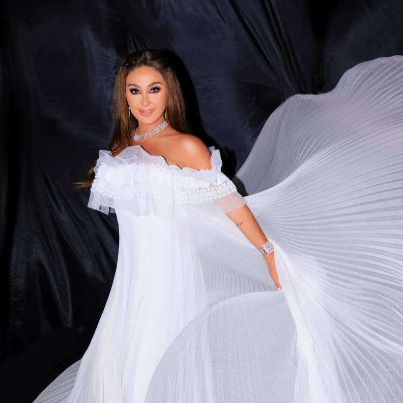 إليسا بصيحة الفستان البليسيه باللون الأبيض