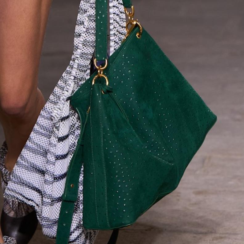 حقيبة من مجموعة Missoni للأزياء الجاهزة لربيع وصيف 2026 بألوان علم العراق
