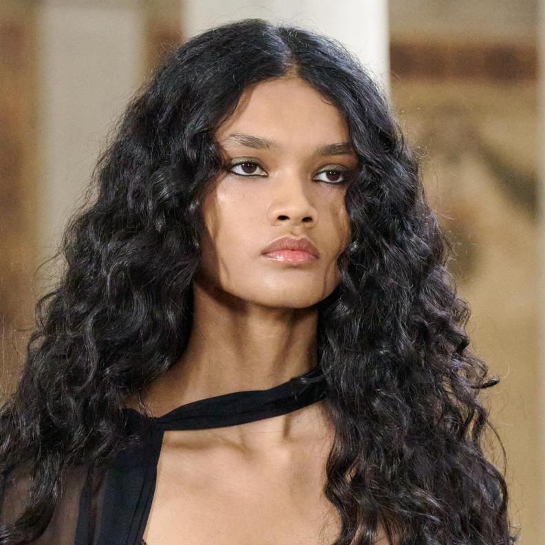 دليلكِ الشامل حول تريند Heatless Curls مادة لشعر كيرلي مثالي وصحي