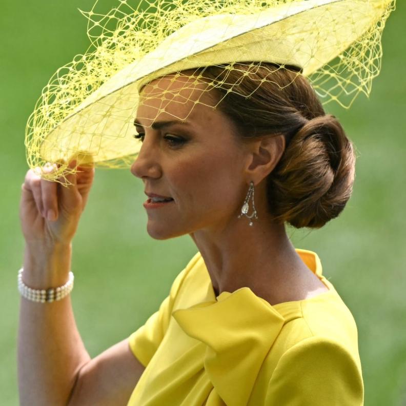 كيت ميدلتون تتألق بفستانها المكرر ومجوهرات اللؤلؤ