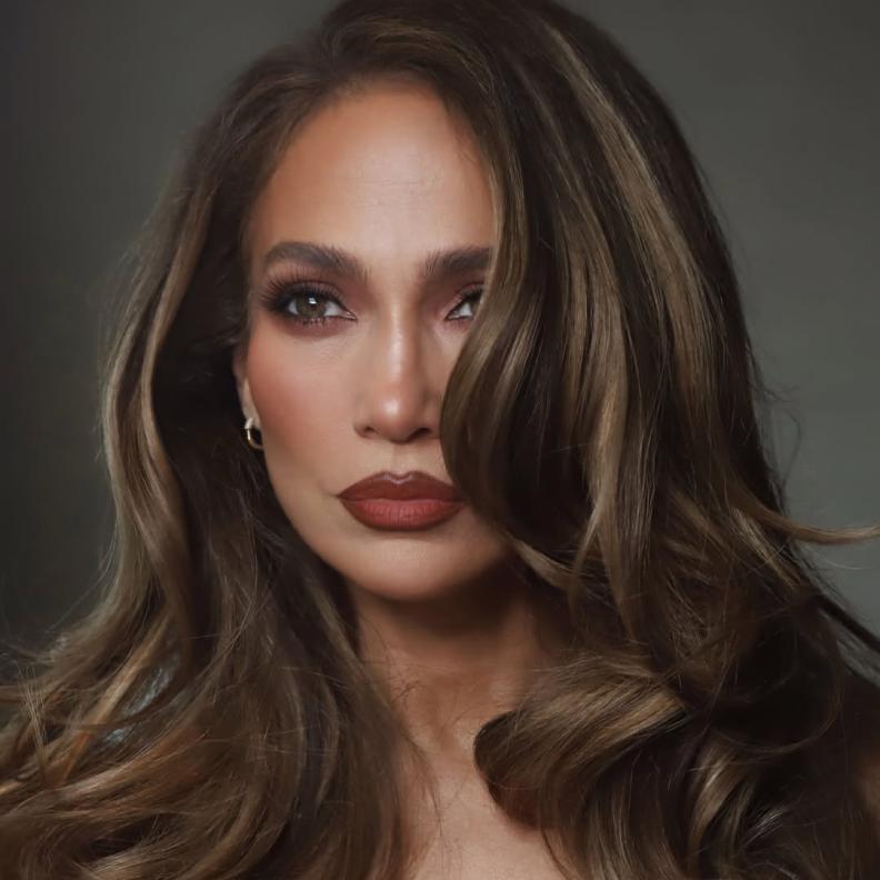  ألوان احمر الشفاه البنية واللماعة بأسلوب Jennifer Lopez