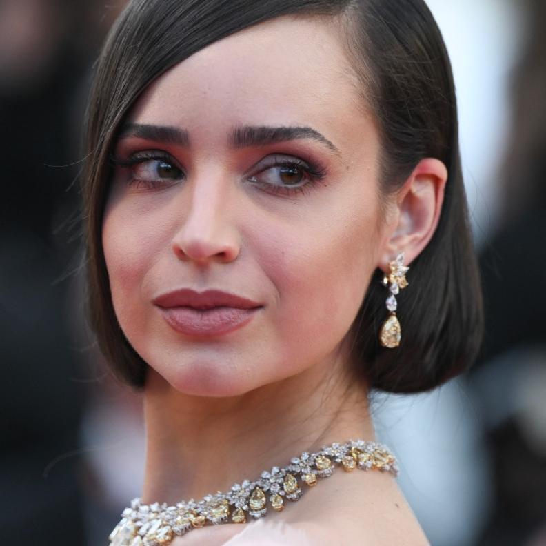 اطلالة Sofia Carson برسمات المكياج الدخاني المدموج