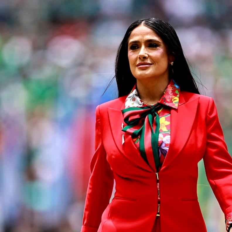 سلمى حايك تفتتح كأس العالم 2026 بمكياج سموكي ساحر