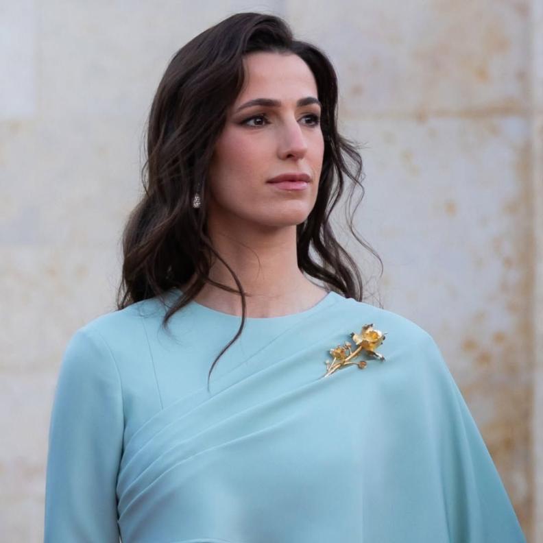 في ذكرى زواجها الثالثة.. كيف رسّخت الأميرة رجوة الجمال الهادئ بصمةً خاصة في إطلالاتها؟ 