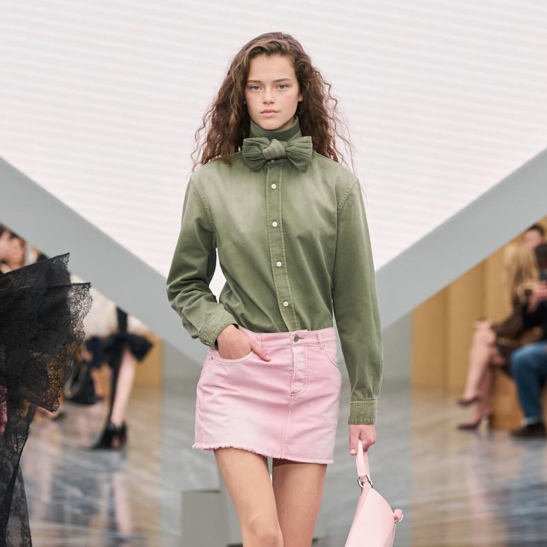 تنسيق التنورة القصيرة من Christian Dior