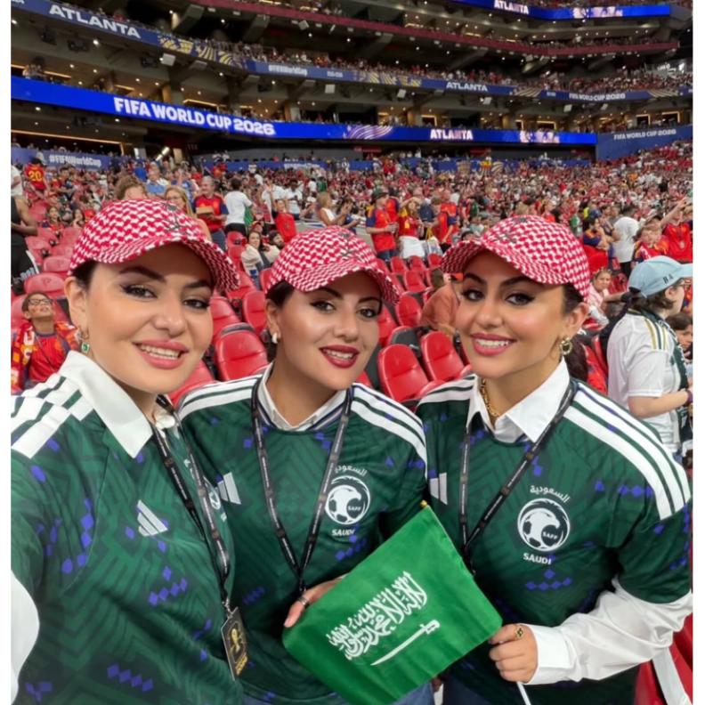 المشاهير يدعمون المنتخب السعودي