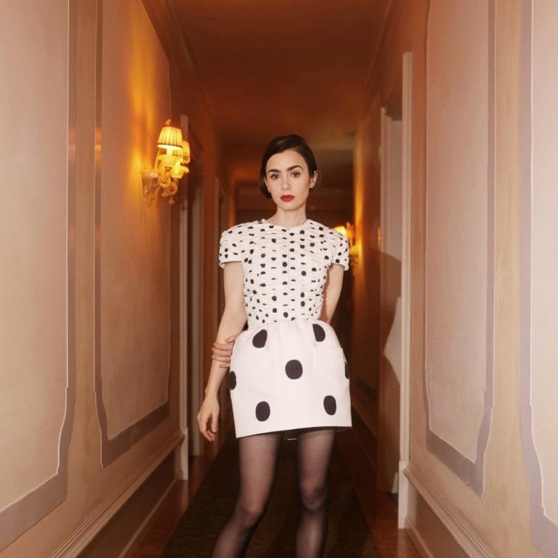 Lily Collins‏ بنقشة البولكا دوت