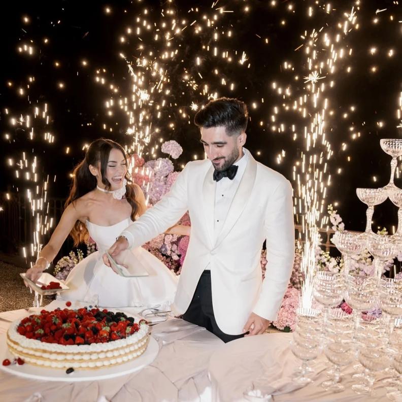 فرحة العروسين عند تقطيع الكايك_ الصورة من Jaxon James Couture Bridal@