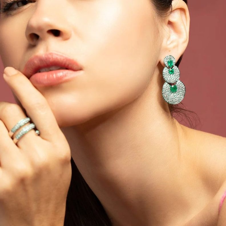 أقراط بالزمرد الأخضر من Marissa