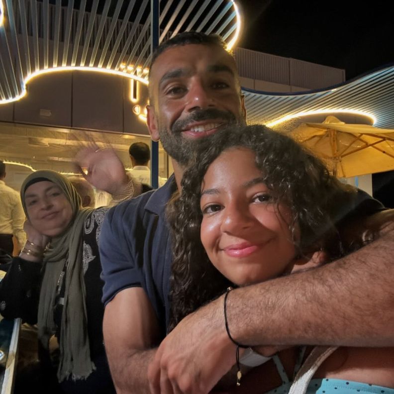 محمد صلاح في سهرة عائلية داخل أحد المطاعم
