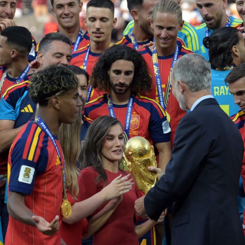 ملك إسبانيا يحتفل بفوز منتخب بلاده