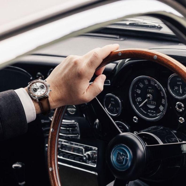 الزمن والسرعة يلتقيان مجدداً: Breitling و Aston Martin يقدمان Top Time تكريم للعبة DB5 الأيقونية