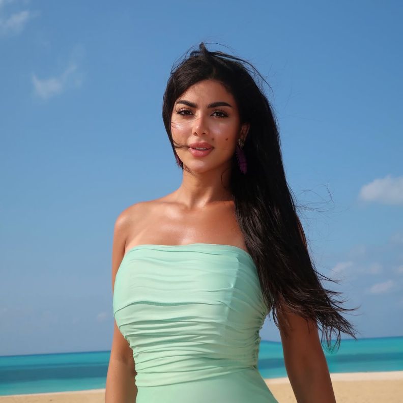 الفنانة كارولين عزمي صورة من انستغرامها
